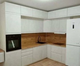 Модульная кухня Бруклин 2.4 x 2 м (Бетон белый) в Берёзовке - beryozovka.katalogmebeli.com | фото 15